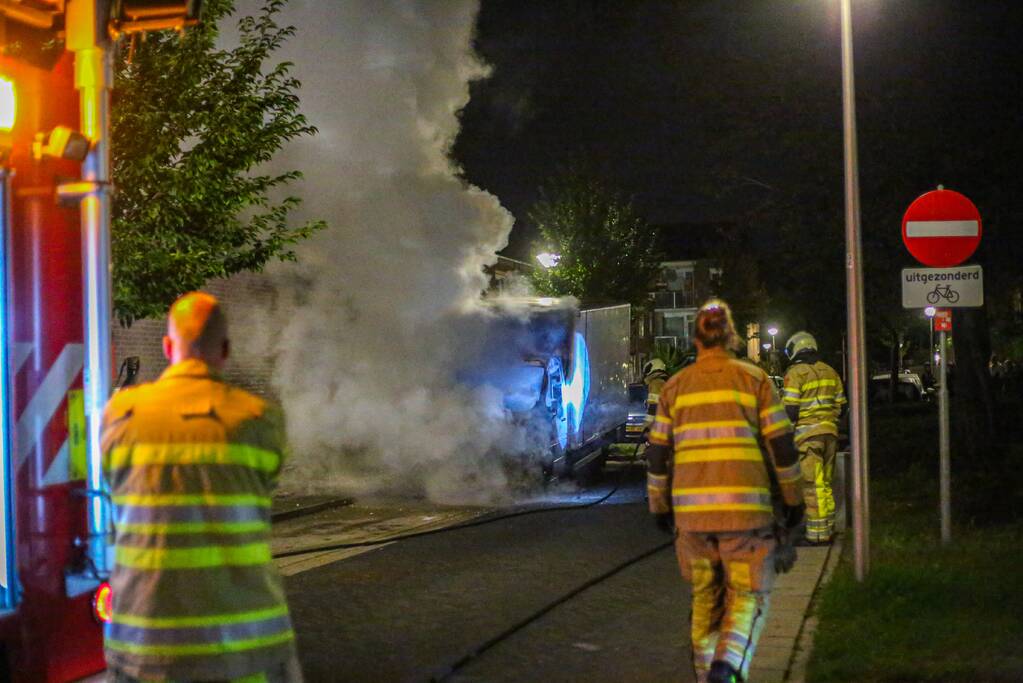 Bestelbus met laadklep total-loss door brand in motorcompartiment