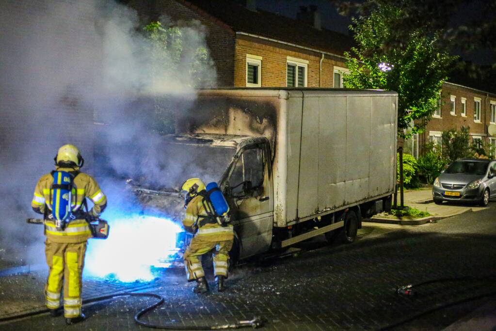 Bestelbus met laadklep total-loss door brand in motorcompartiment