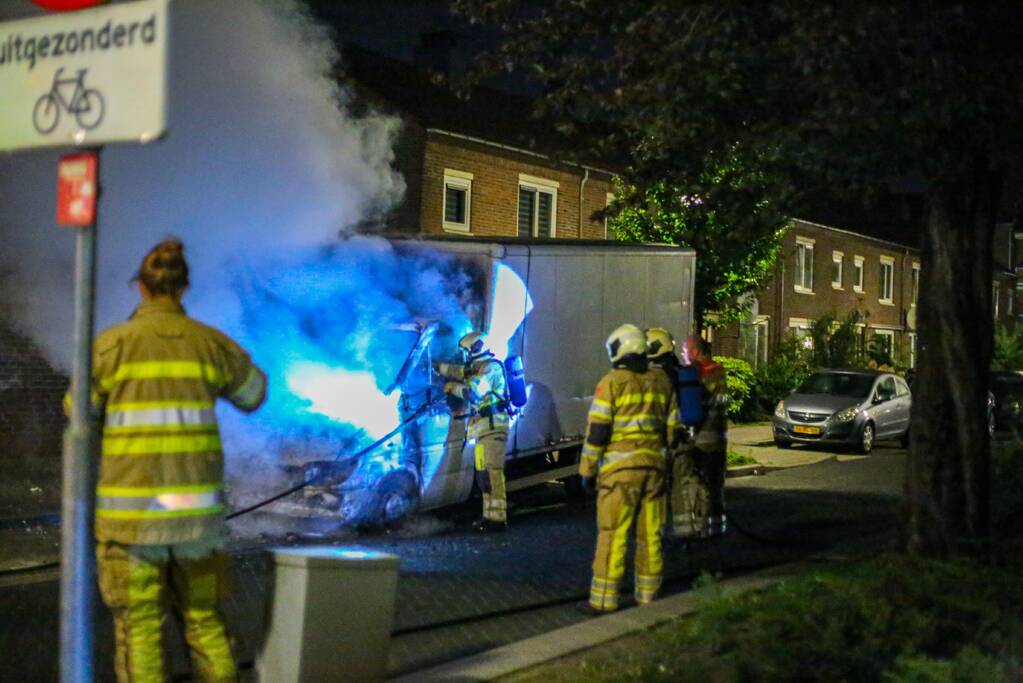 Bestelbus met laadklep total-loss door brand in motorcompartiment