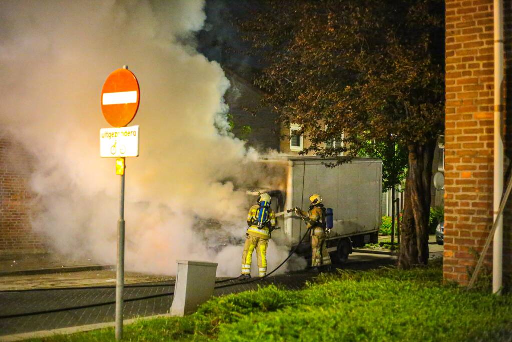 Bestelbus met laadklep total-loss door brand in motorcompartiment