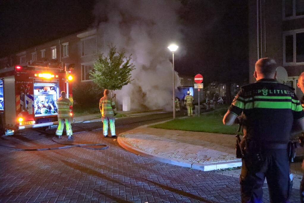 Bestelbus met laadklep total-loss door brand in motorcompartiment