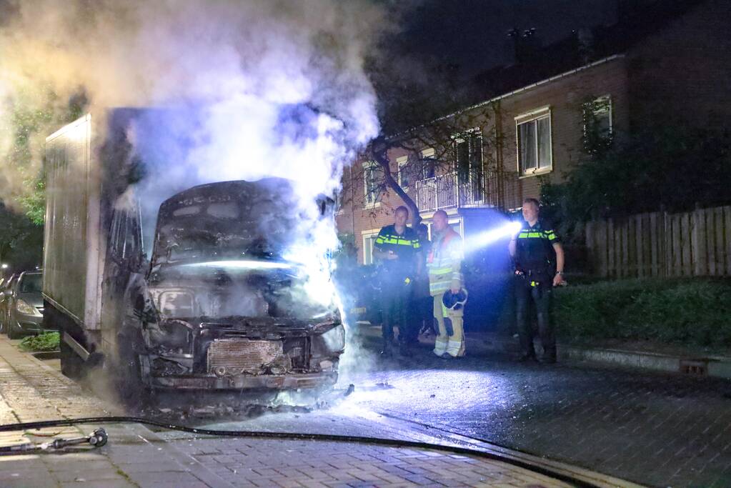 Bestelbus met laadklep total-loss door brand in motorcompartiment