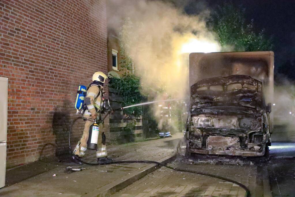 Bestelbus met laadklep total-loss door brand in motorcompartiment