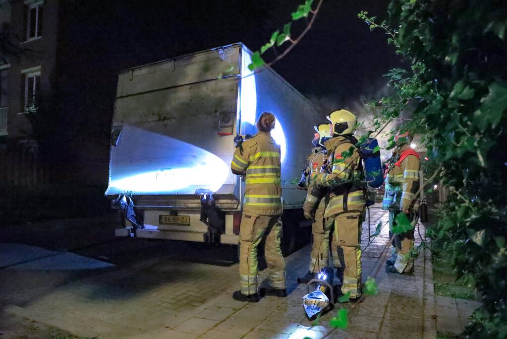 Bestelbus met laadklep total-loss door brand in motorcompartiment