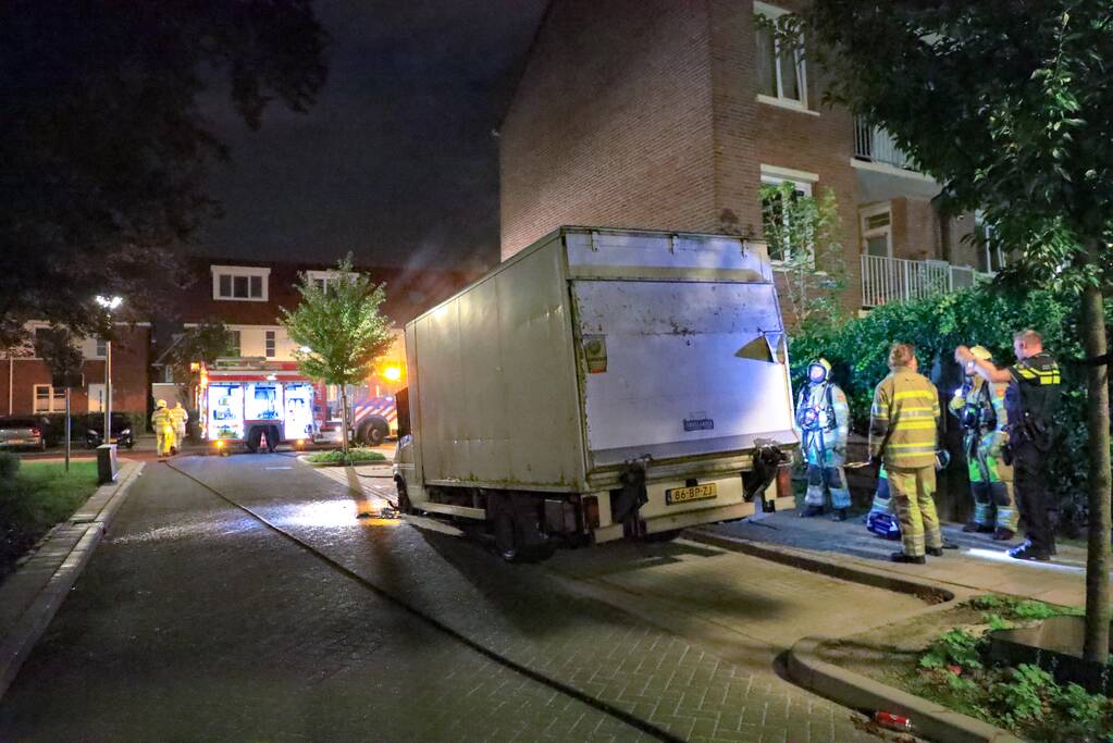 Bestelbus met laadklep total-loss door brand in motorcompartiment