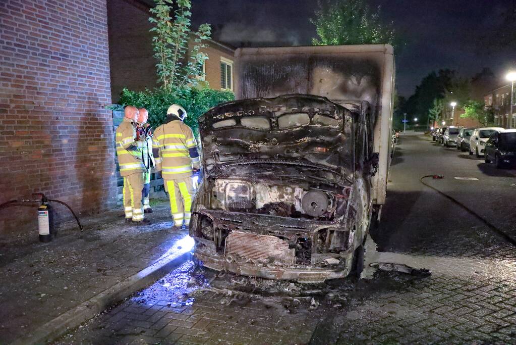 Bestelbus met laadklep total-loss door brand in motorcompartiment