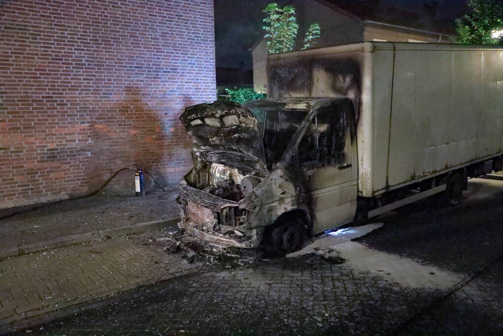 Bestelbus met laadklep total-loss door brand in motorcompartiment