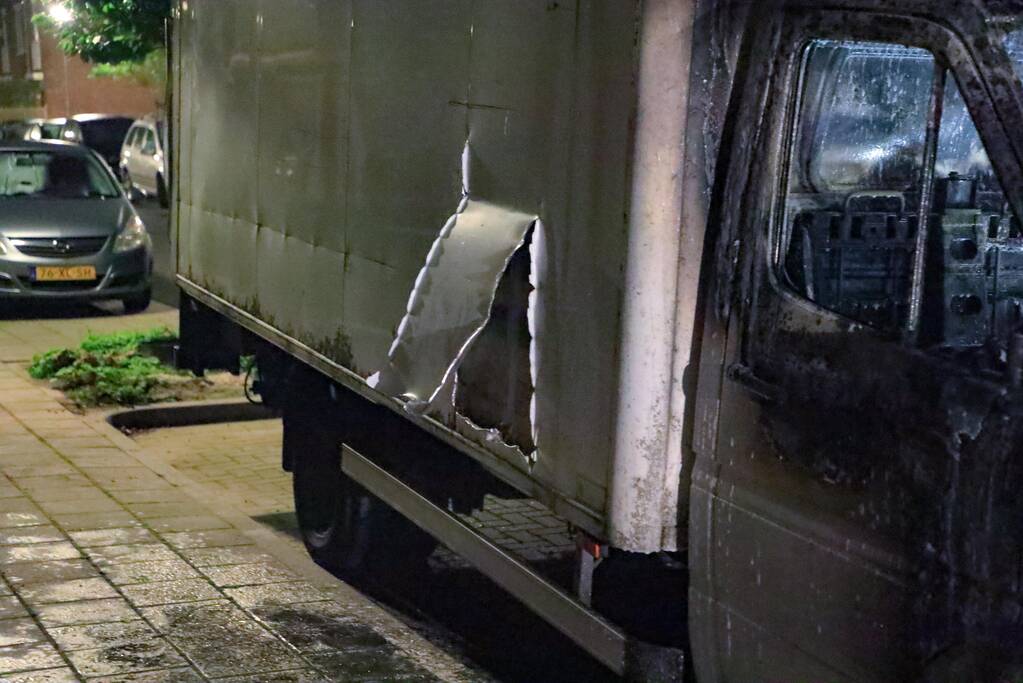 Bestelbus met laadklep total-loss door brand in motorcompartiment