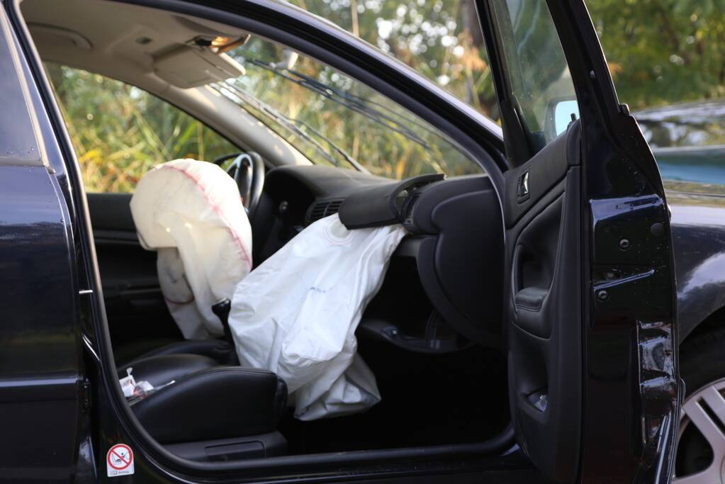 Automobilist crasht tegen boom