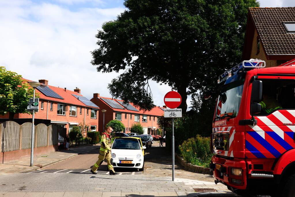 Buurtbewoners halen auto's weg voor gevaarlijk hangende tak