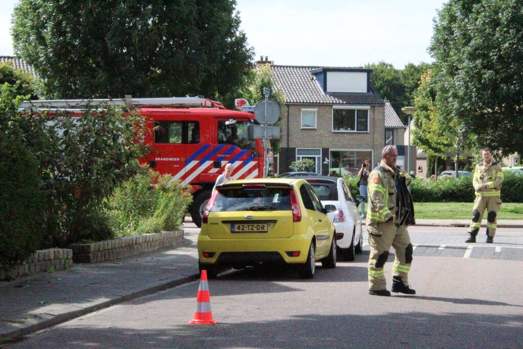 Buurtbewoners halen auto's weg voor gevaarlijk hangende tak