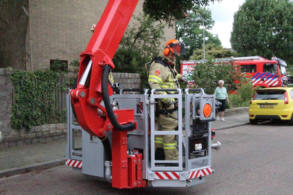 Buurtbewoners halen auto's weg voor gevaarlijk hangende tak