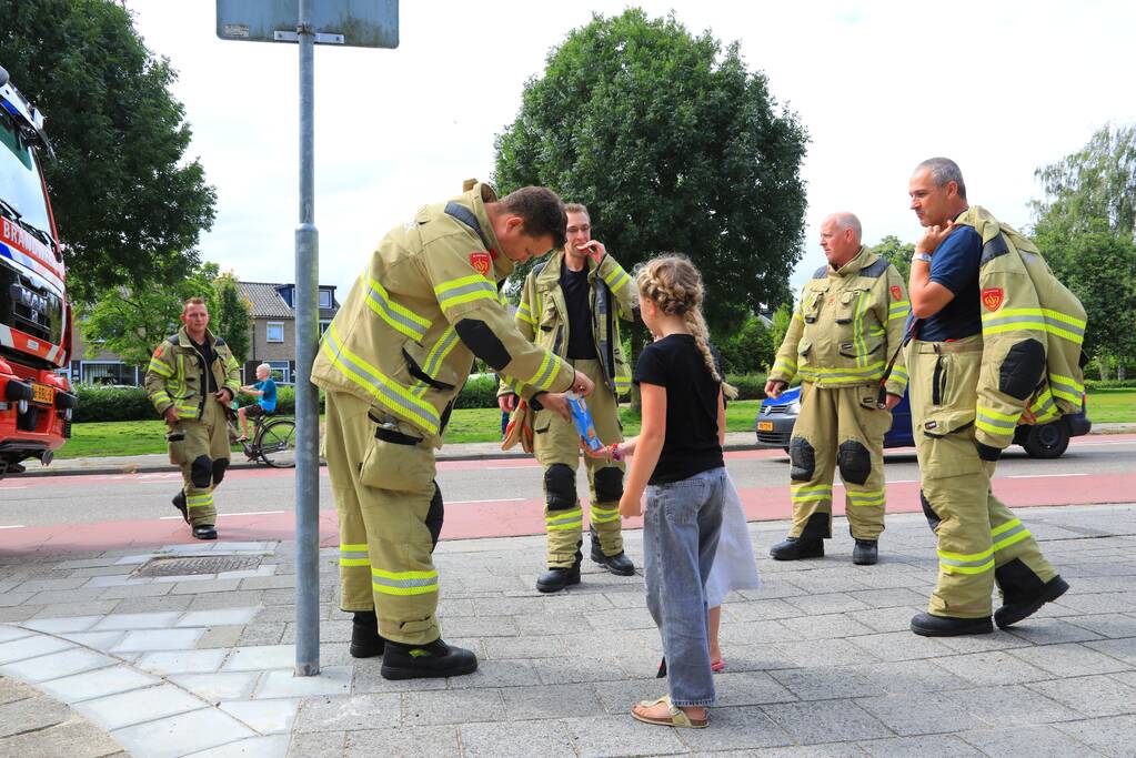 Buurtbewoners halen auto's weg voor gevaarlijk hangende tak