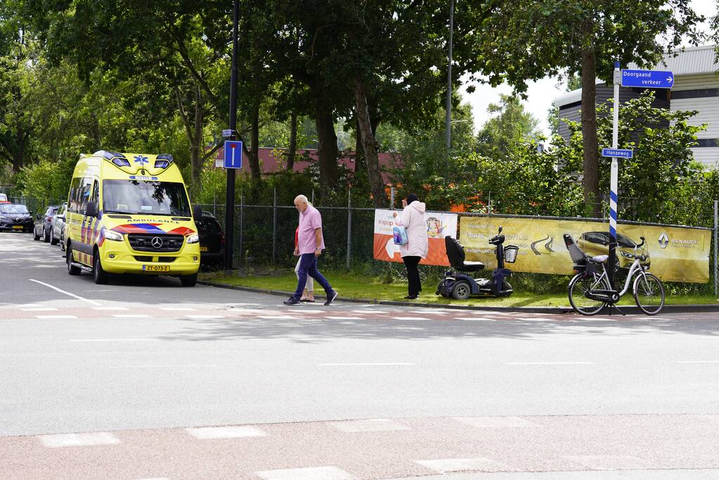 Vrouw op scootmobiel gewond bij aanrijding met auto
