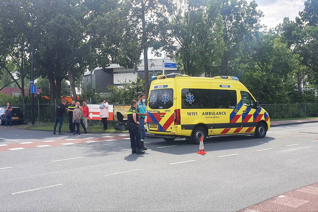Vrouw op scootmobiel gewond bij aanrijding met auto