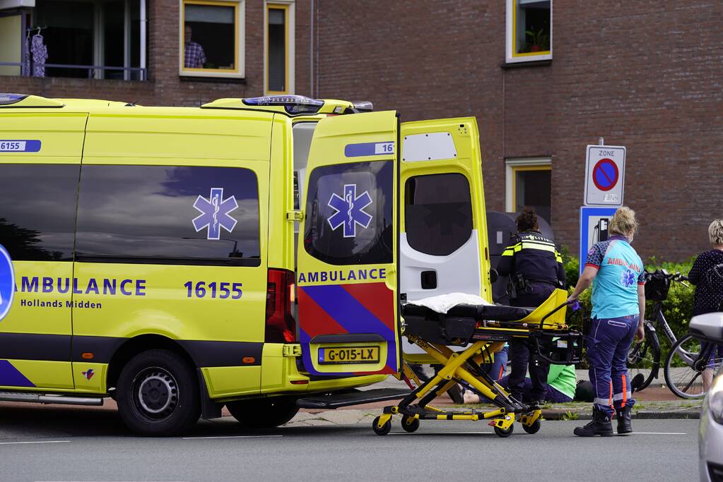 Vrouw op racefiets gaat onderuit