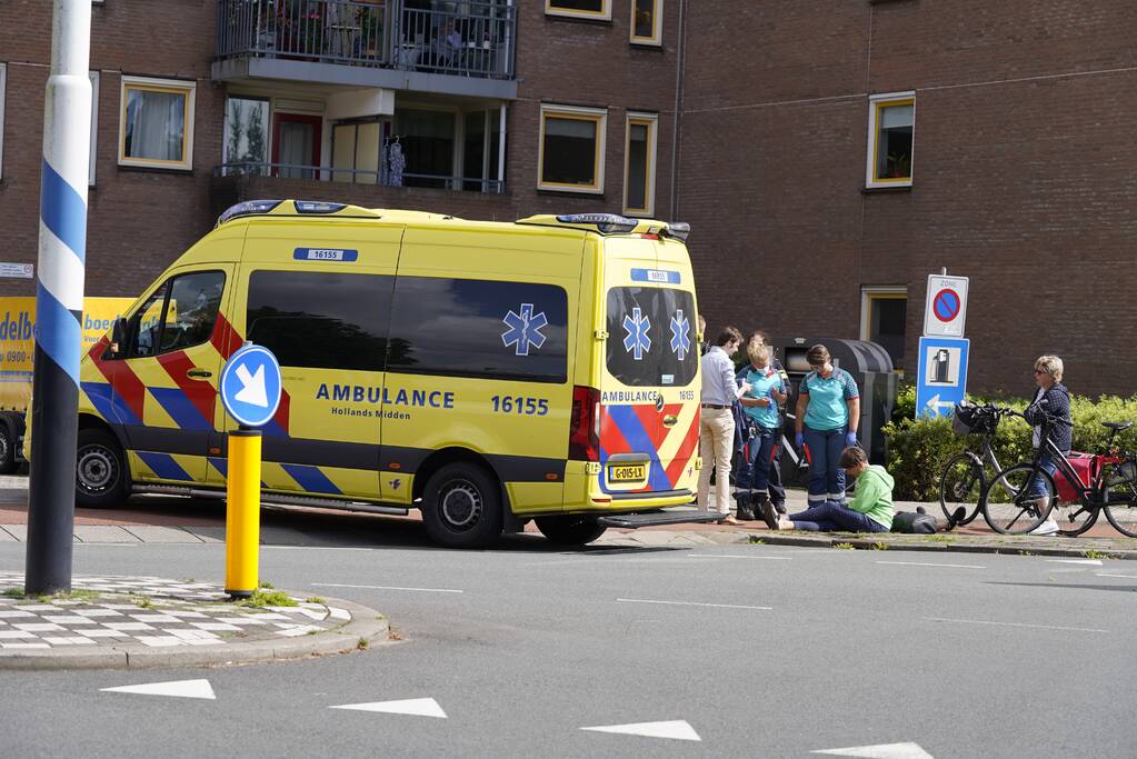 Vrouw op racefiets gaat onderuit