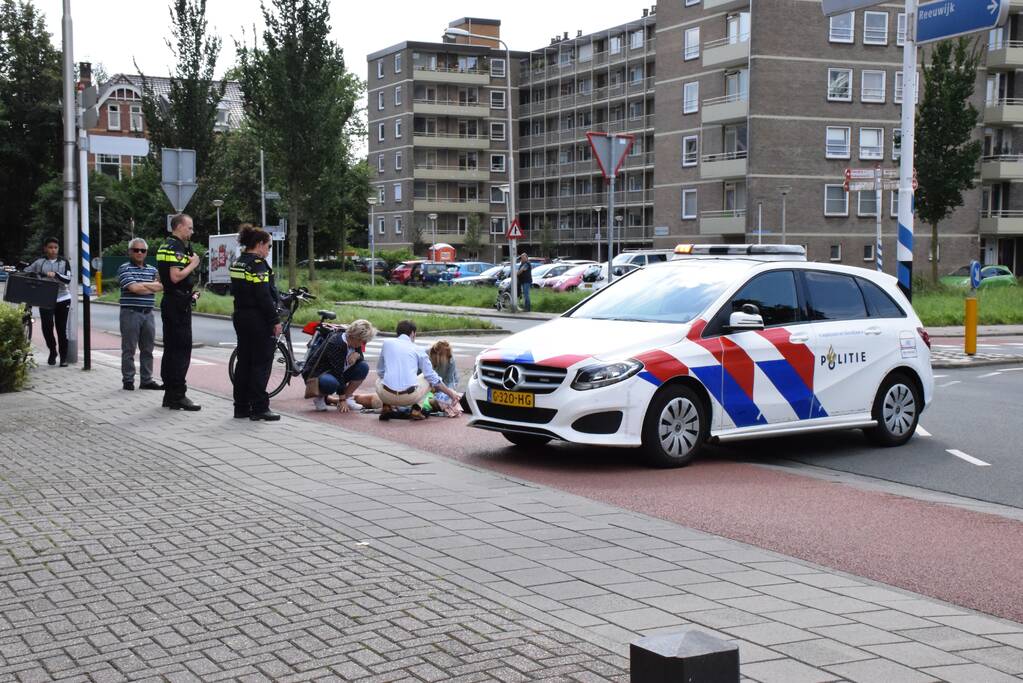 Vrouw op racefiets gaat onderuit
