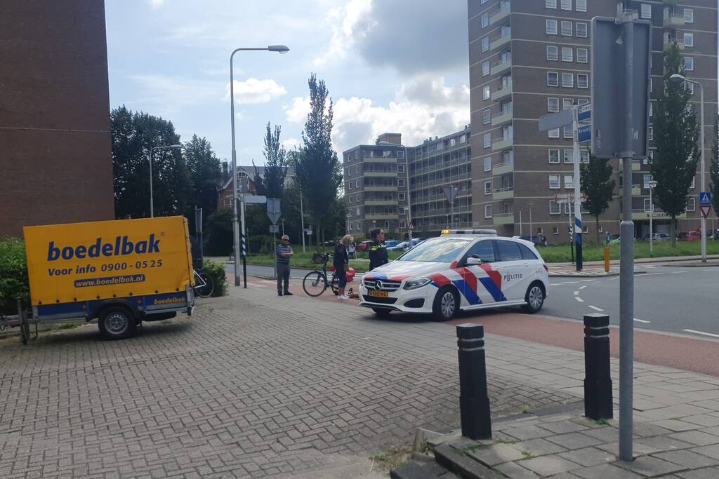Vrouw op racefiets gaat onderuit