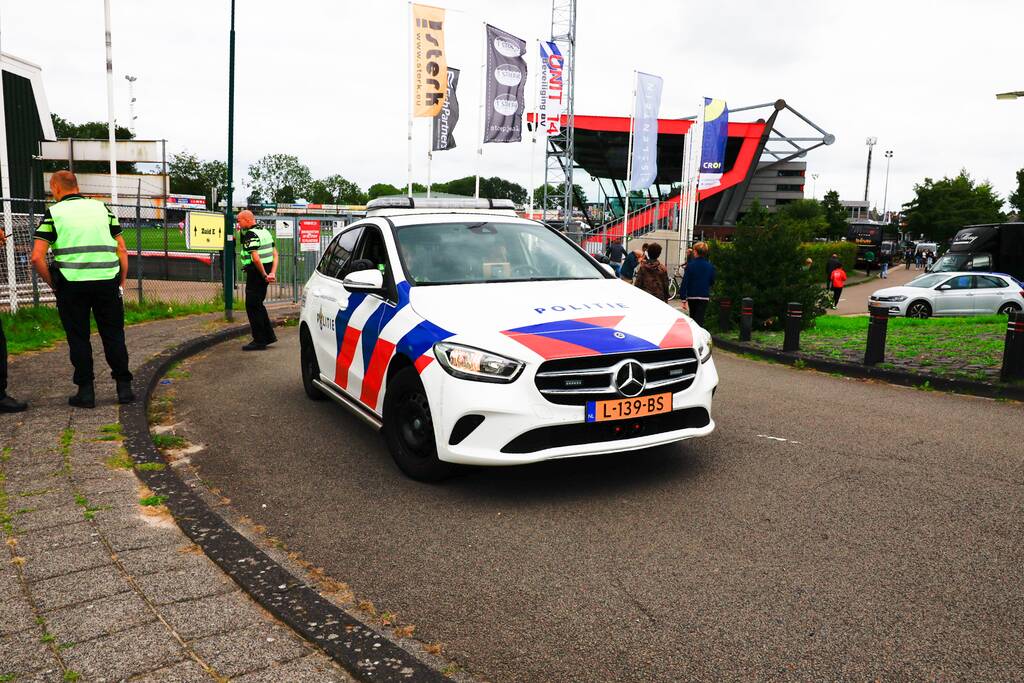 Grote politie-inzet bij voetbalvelden