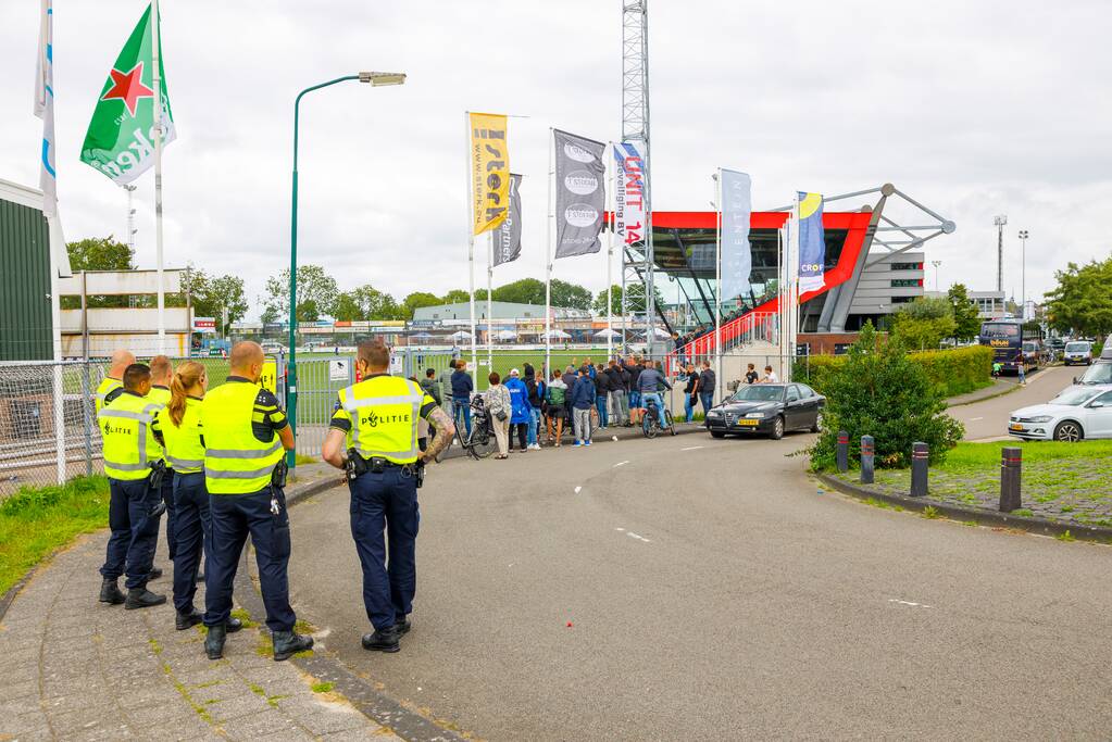 Grote politie-inzet bij voetbalvelden