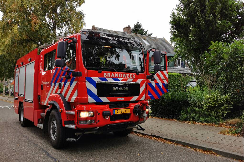 Wegbranden onkruid zorgt voor brand in coniferenhaag