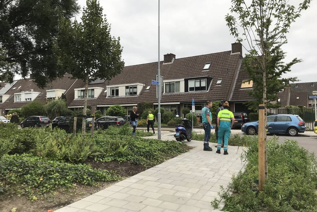 Snorfiets en personenauto met elkaar in botsing