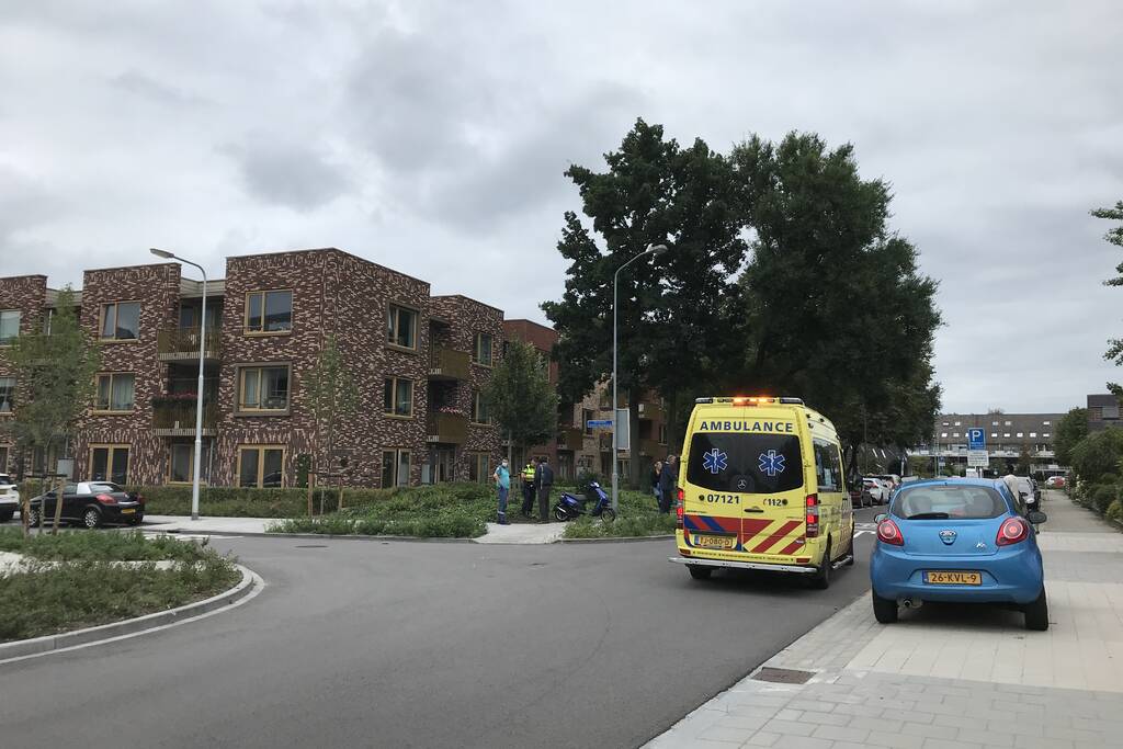 Snorfiets en personenauto met elkaar in botsing