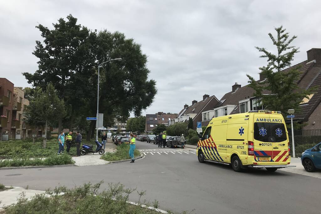 Snorfiets en personenauto met elkaar in botsing