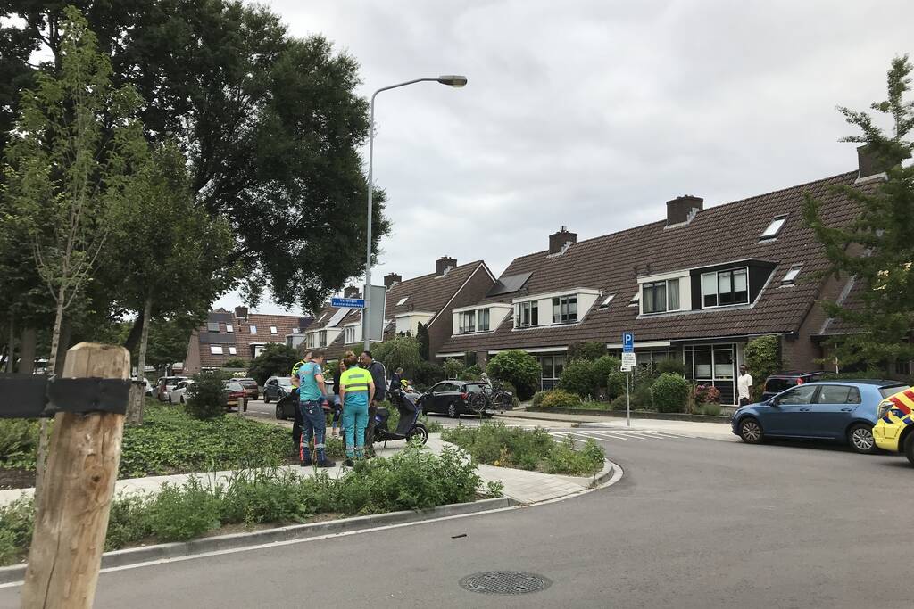 Snorfiets en personenauto met elkaar in botsing