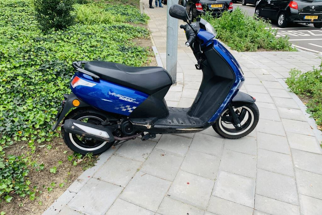 Snorfiets en personenauto met elkaar in botsing