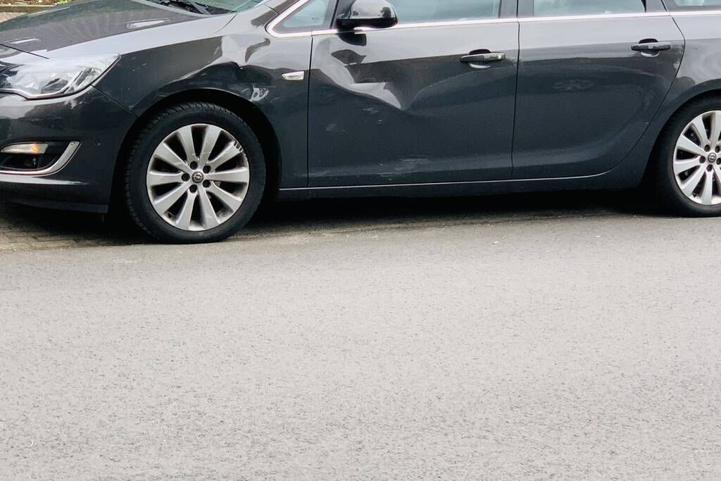 Snorfiets en personenauto met elkaar in botsing