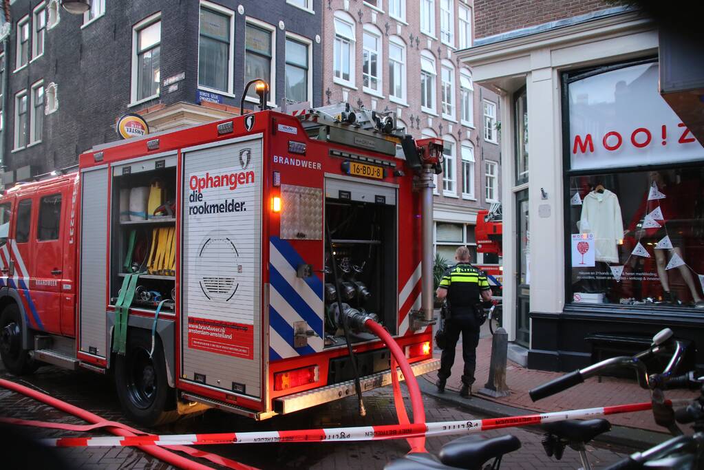 Persoon ademt rook in bij woningbrand