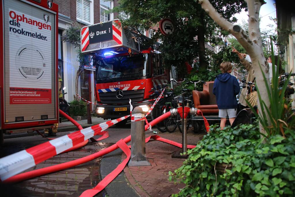 Persoon ademt rook in bij woningbrand