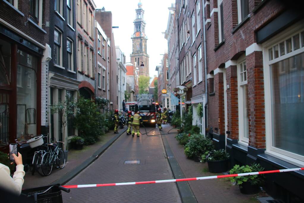 Persoon ademt rook in bij woningbrand