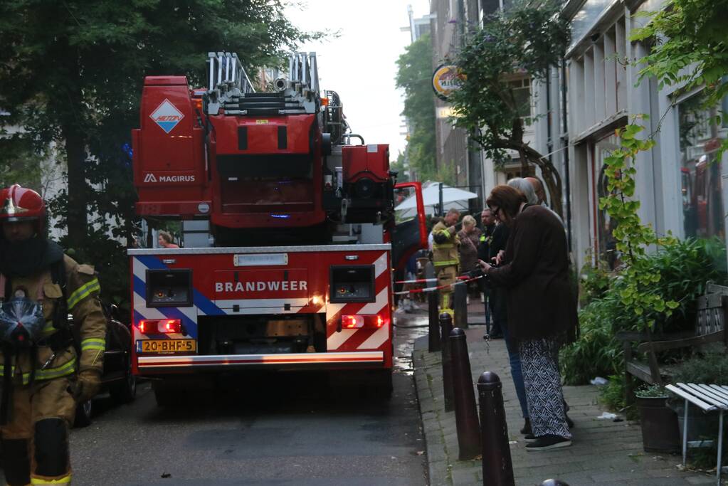 Persoon ademt rook in bij woningbrand