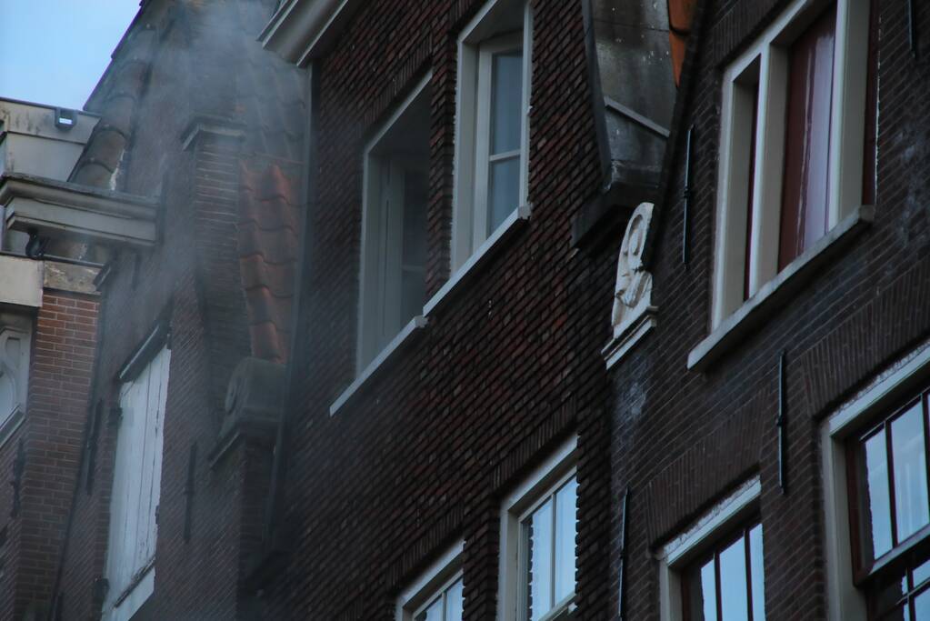 Persoon ademt rook in bij woningbrand