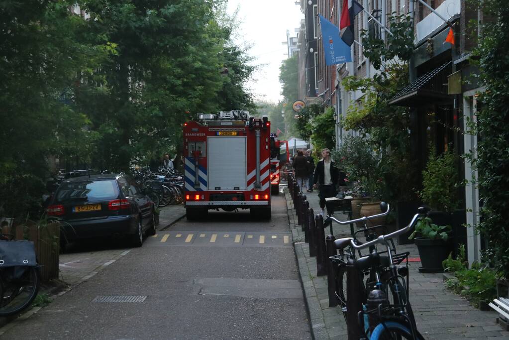 Persoon ademt rook in bij woningbrand