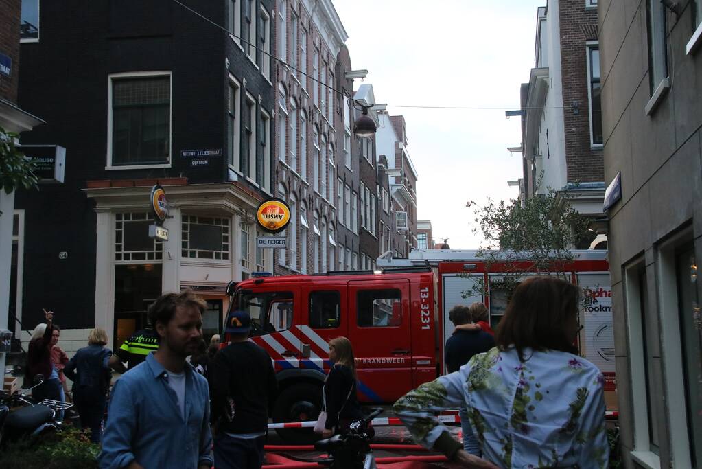 Persoon ademt rook in bij woningbrand