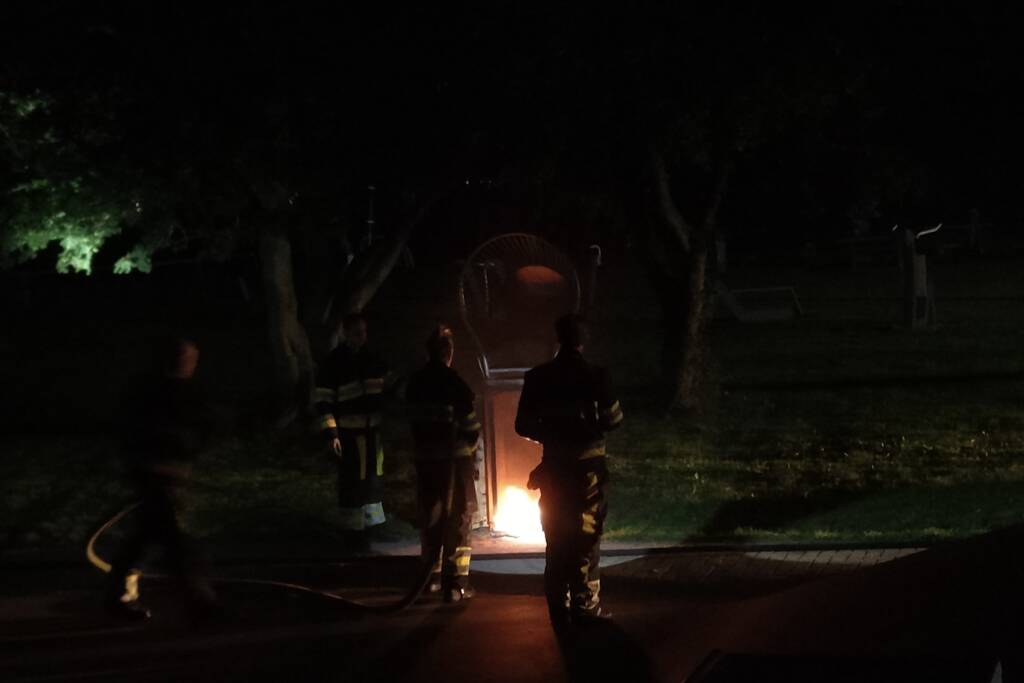 Brandweer blust brand in drie prullenbakken