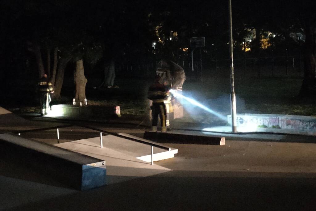 Brandweer blust brand in drie prullenbakken