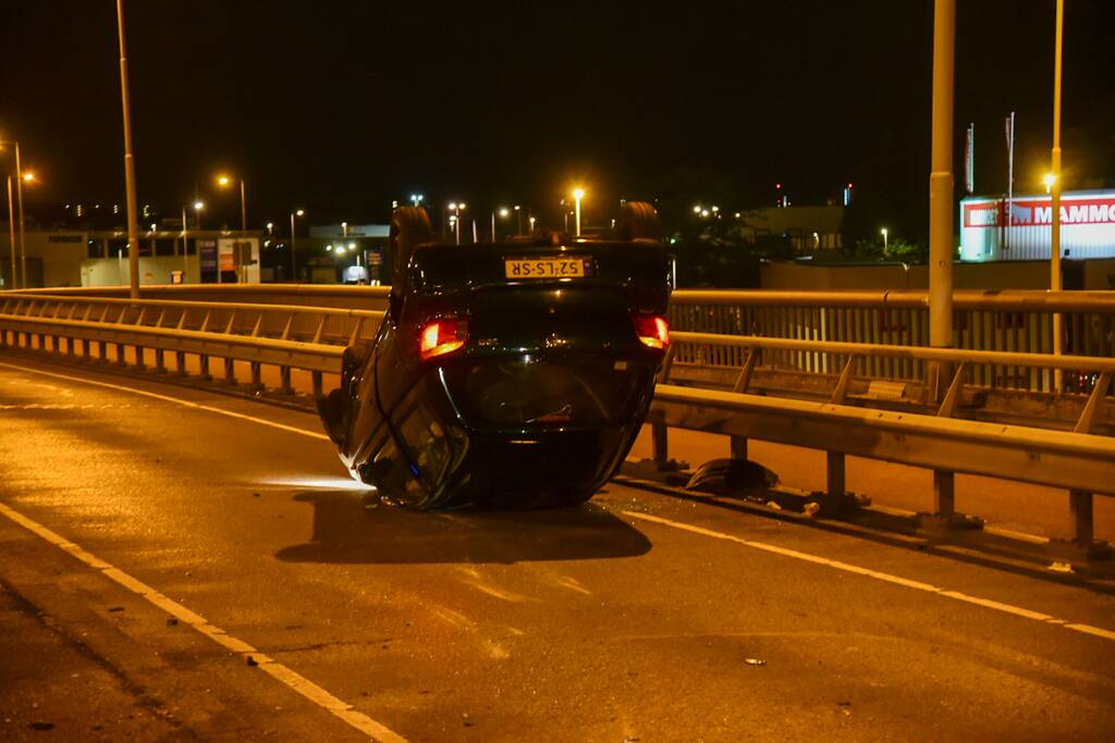 Bestuurder verliest macht over het stuur en raakt ondersteboven