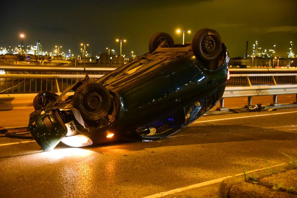 Bestuurder verliest macht over het stuur en raakt ondersteboven