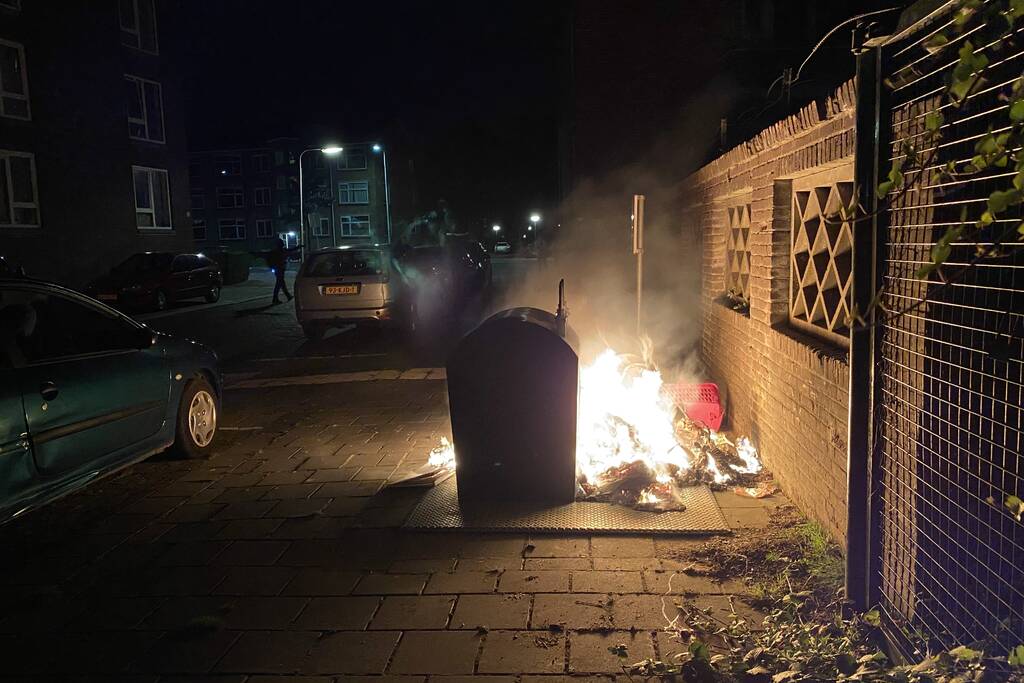 Brandweer blust brand bij container