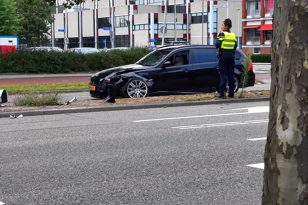 BMW bestuurder rijdt verkeerslicht uit de grond, tank lachgas aangetroffen