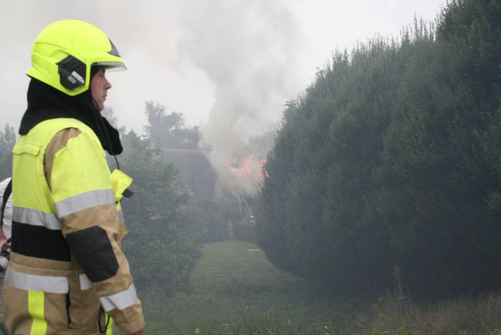 Dak van woning volledig verwoest door grote brand