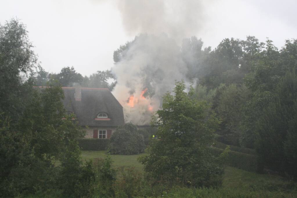 Dak van woning volledig verwoest door grote brand