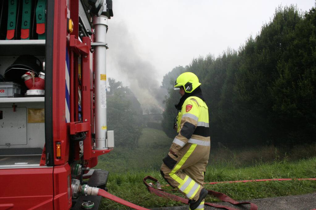 Dak van woning volledig verwoest door grote brand