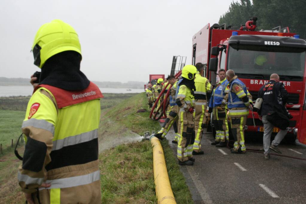 Dak van woning volledig verwoest door grote brand