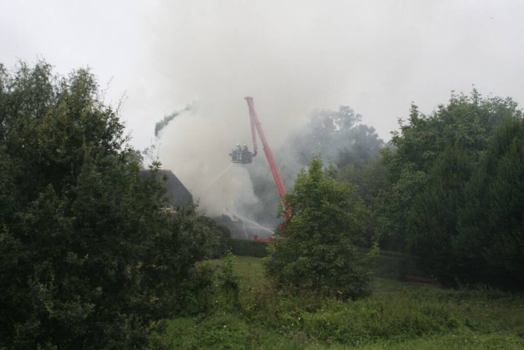 Dak van woning volledig verwoest door grote brand